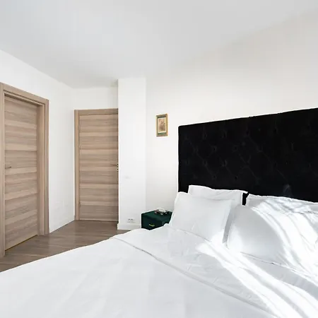 Arcadia Center New Build * Bükreş